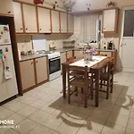 κεντρικό, ανετο και ευρύχωρο アパート カメナブルナ