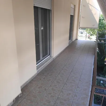 κεντρικό, ανετο και ευρύχωρο Apartment *